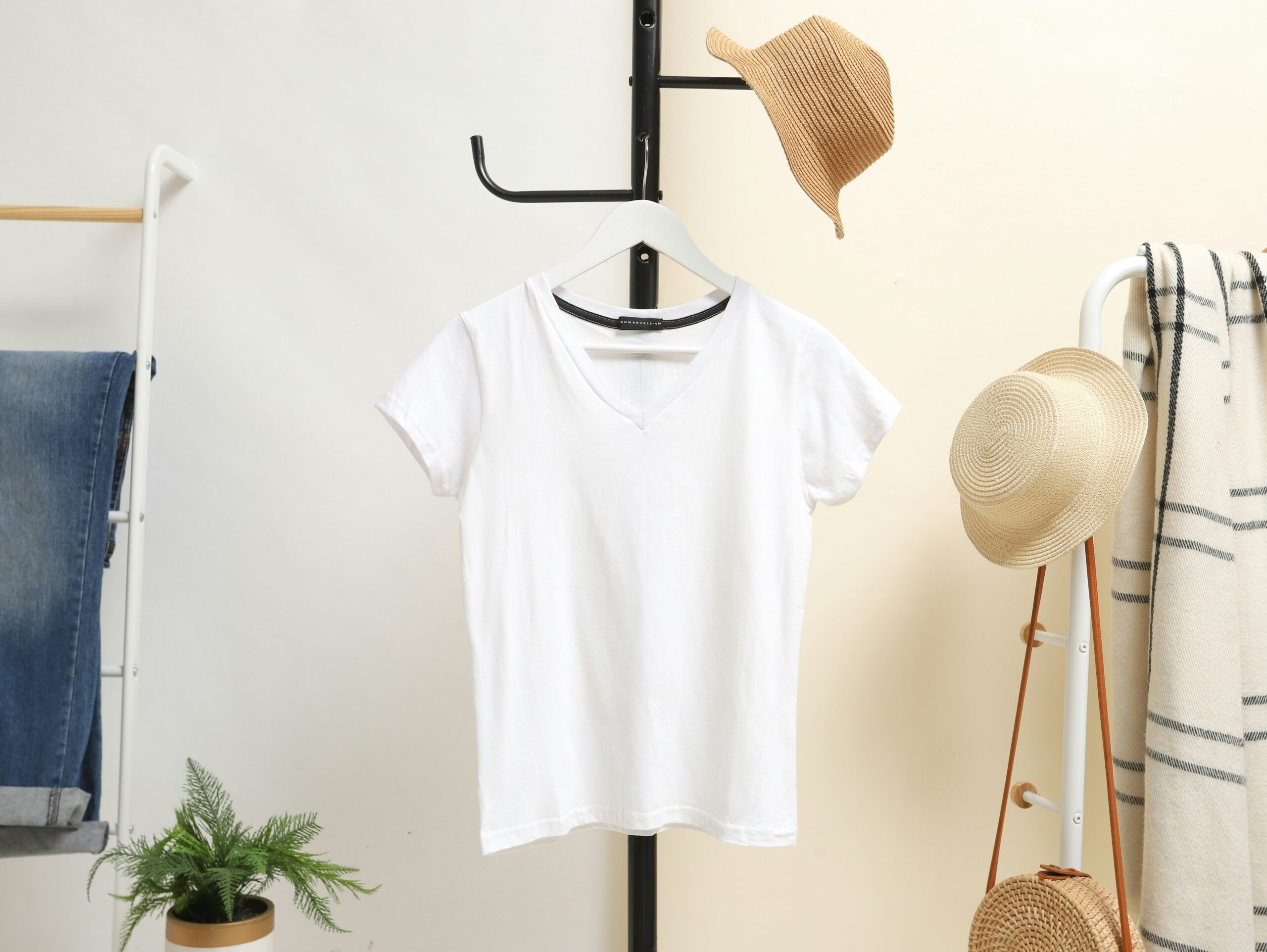 What is Capsule and Stealth Clothing? Embracing Minimalism for Sustainable Fashion Beyond Logos